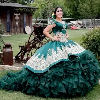 Zümrüt Yeşili Kabarık Etek Prenses Meksika Quinceanera balo kıyafetleri 2022 Kapalı Omuz Altın Dantel Boncuklu Vestido 15 anos cinderela