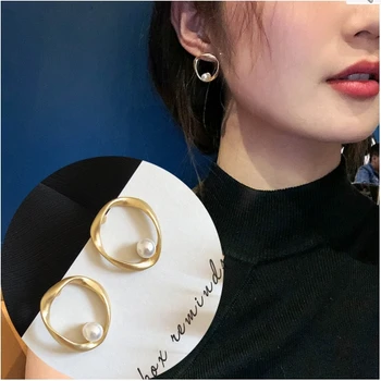 Sıcak Satış Düzensiz Daire İmitasyon İnci Saplama Küpe Kadın Kore Mizaç Moda Mat Metal Kısa Düğün Kulak Takı