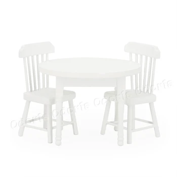 Odoria 1: 12 Minyatür Ahşap Beyaz yemek masası İki Sandalye ile mobilya seti Mutfak Dollhouse Aksesuarları Bebek seramik karo